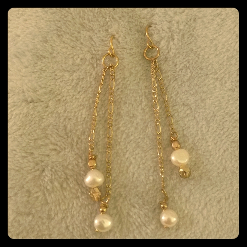 Handmade pearl and gold plated earrings.